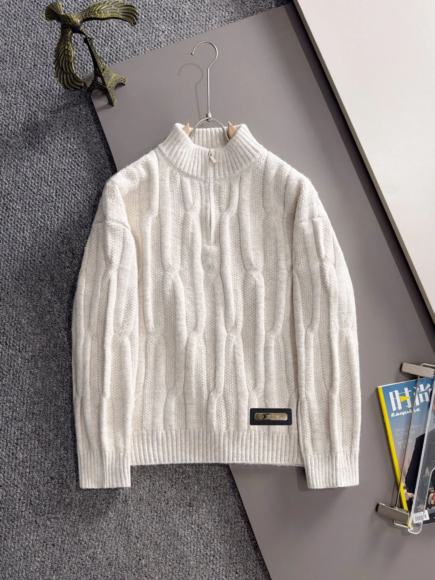 LP Loro Piana's latest knitted sweaters from the official website for autumn and winter 2026 are now on sale at the counter for Hot Sale! Specially made of wool blended fabric. It feels comfortable and can be directly in contact with the skin. The logo badge is exquisitely embroidered, which is extremely eye-catching! The details highlight the fashionable charm of big brands. Exquisite workmanship. Three-dimensional cutting style. The wearing effect is invincible and handsome! All three standards are complete! Sizes:M-3XL